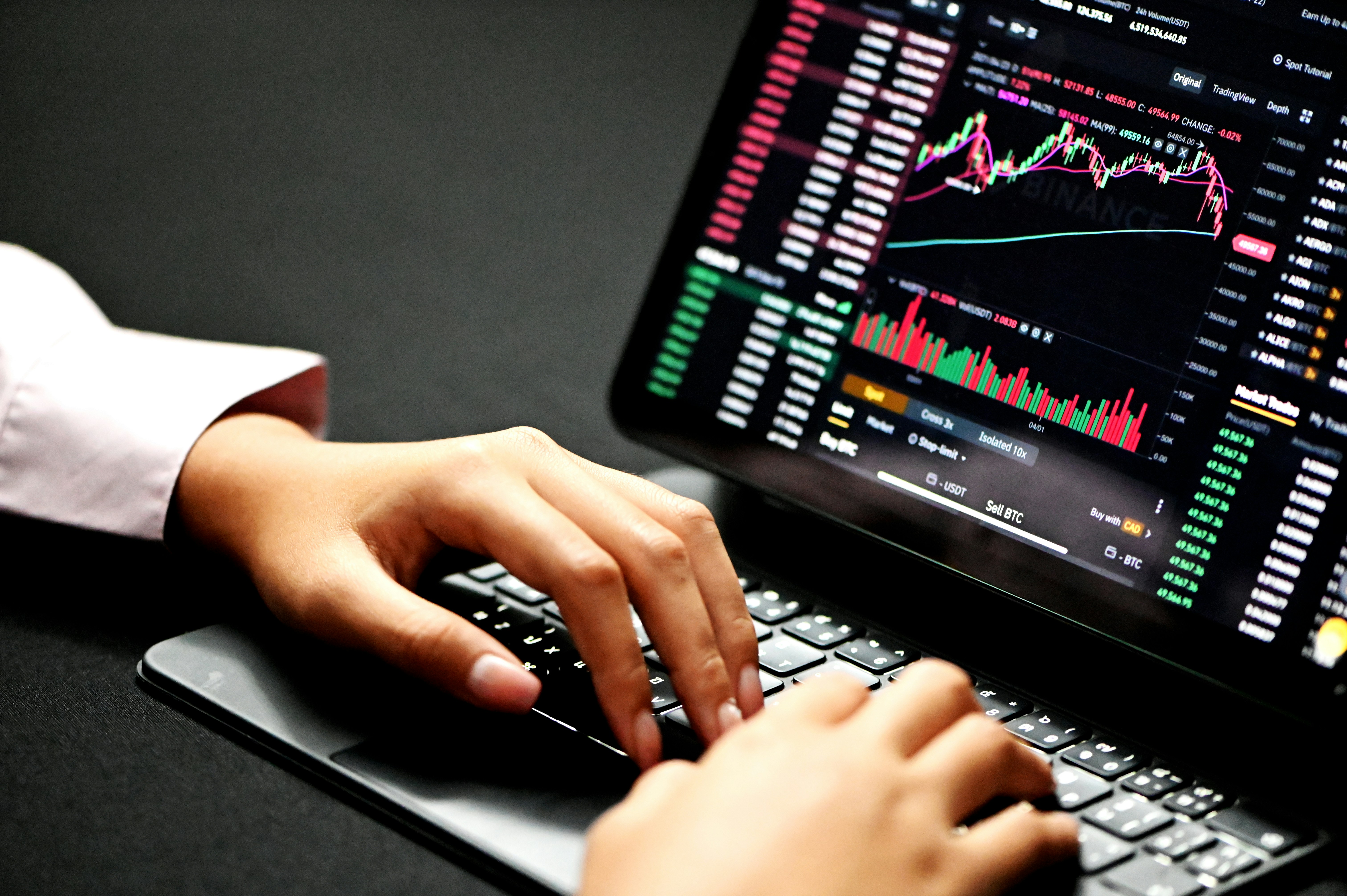 Amsterdam, Netherlands analyst using prompt token estimator